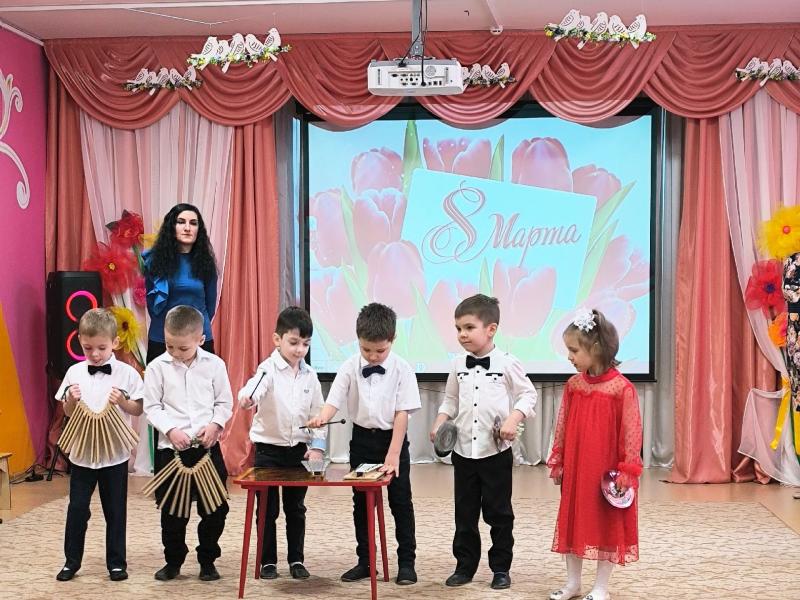 Праздник к 8 марта в группе № 5