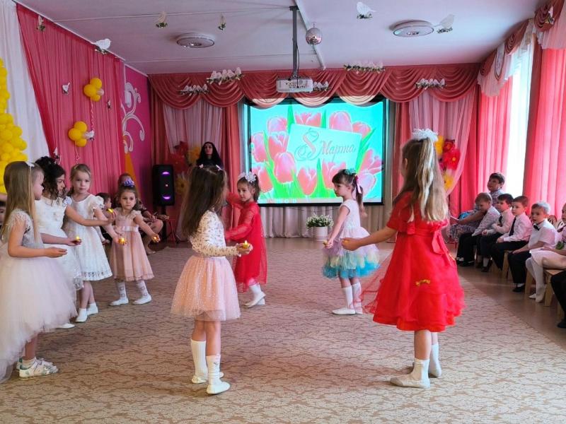 Праздник к 8 марта в группе № 5