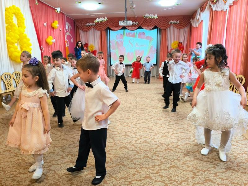 Праздник к 8 марта в группе № 5