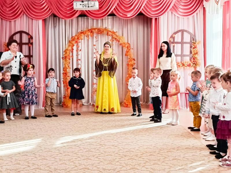 Осенний утренник в группах № 4 и 8
