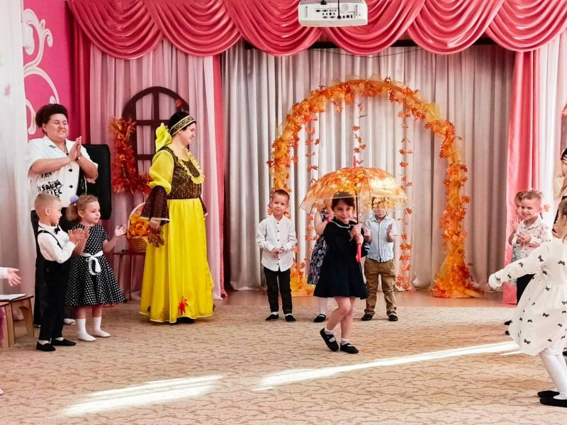 Осенний утренник в группах № 4 и 8