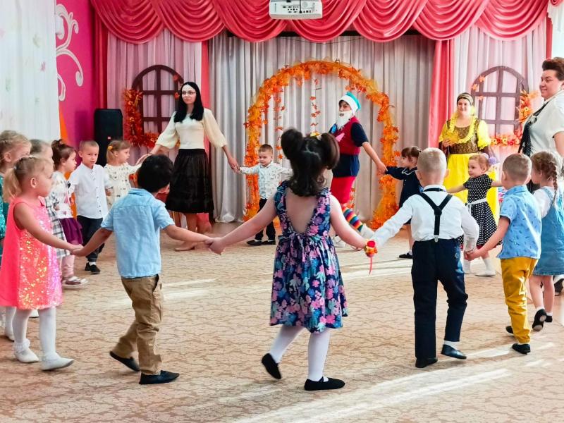 Осенний утренник в группах № 4 и 8