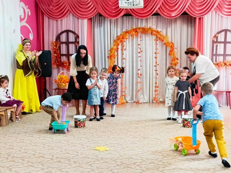 Осенний утренник в группах № 4 и 8