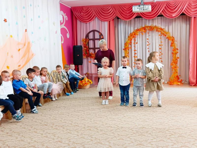 Осенний утренник в группах № 4 и 8