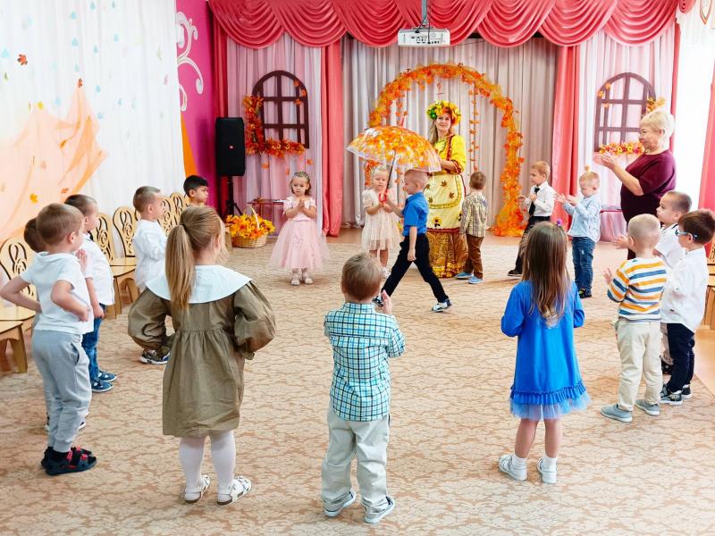 Осенний утренник в группах № 4 и 8
