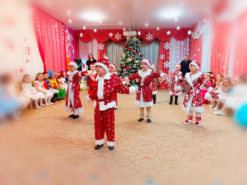 Новогодний праздник в старшей группе № 10.