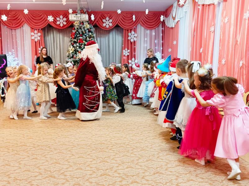 Новогодний праздник в старшей группе № 10.