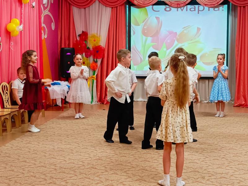 Праздник к 8 марта в группе № 12