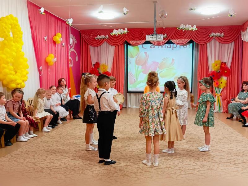 Праздник к 8 марта в группе № 12