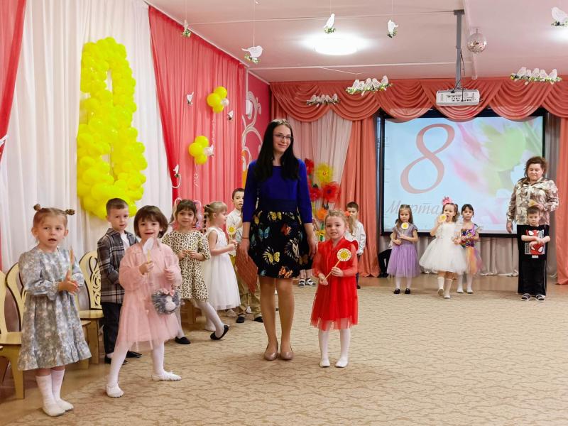 Праздник к 8 марта в группе № 8