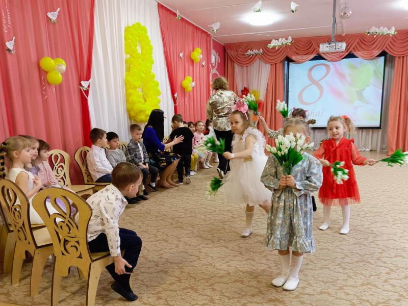 Праздник к 8 марта в группе № 8