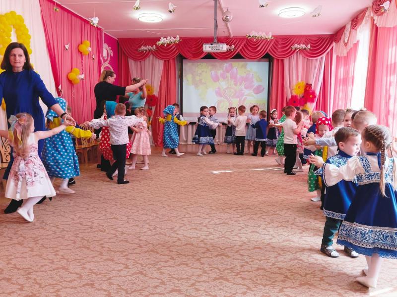Праздник к 8 марта в группе № 9