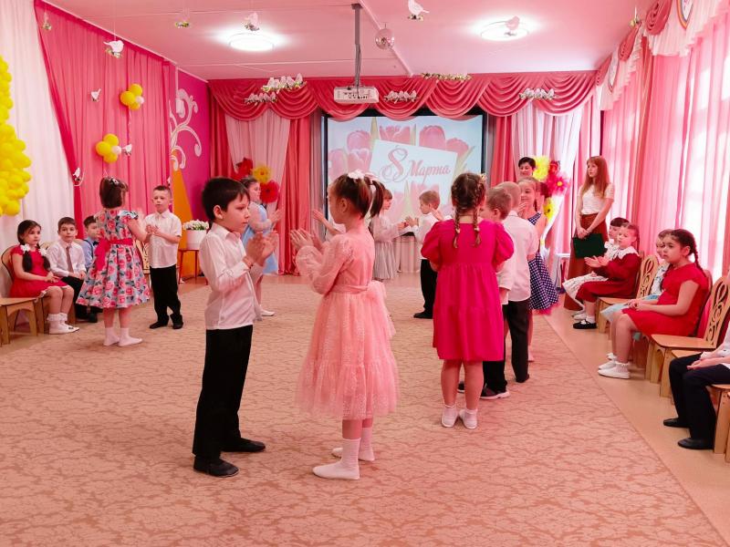 Праздник к 8 марта в группе № 11