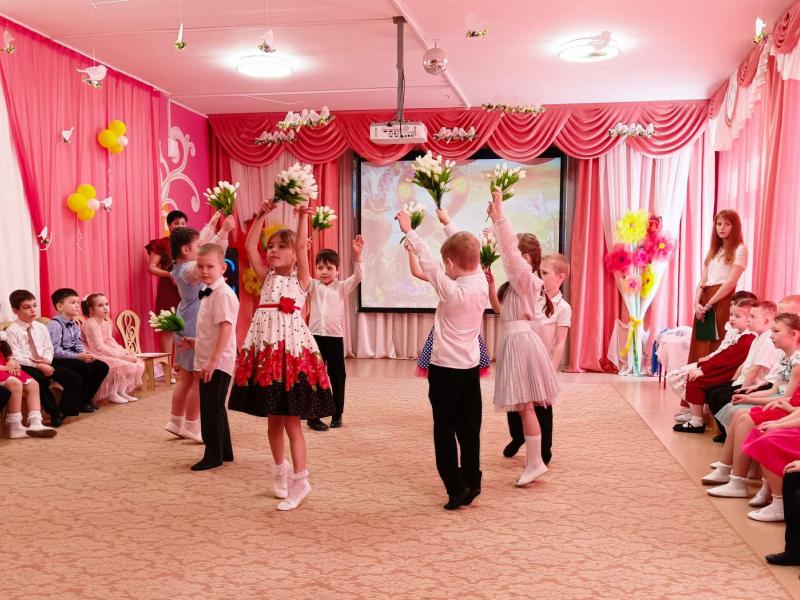 Праздник к 8 марта в группе № 11