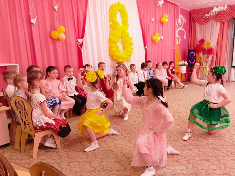 Праздник к 8 марта в группе № 11