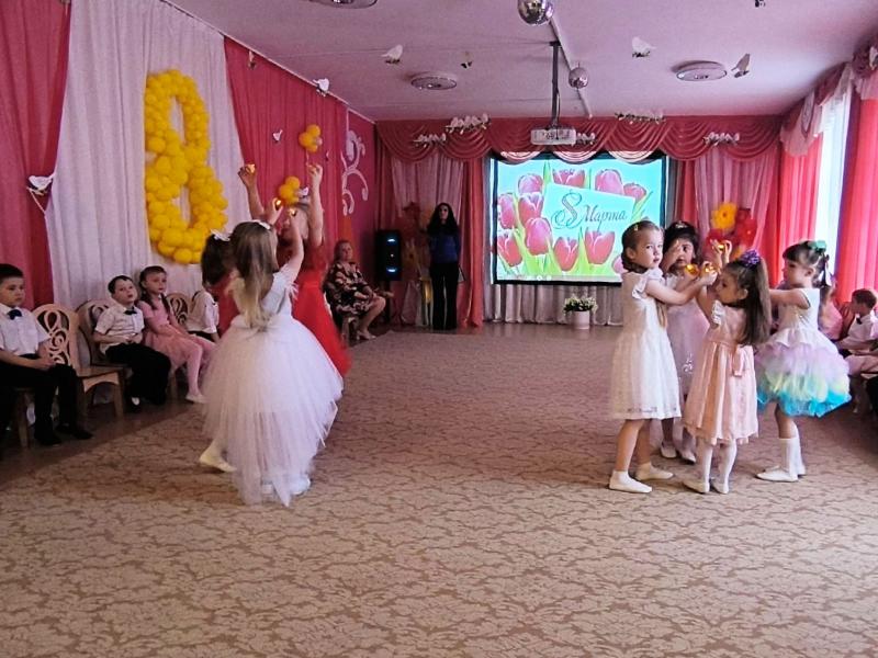 Праздник к 8 марта в группе № 5