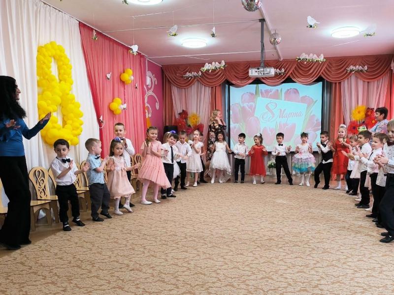 Праздник к 8 марта в группе № 5