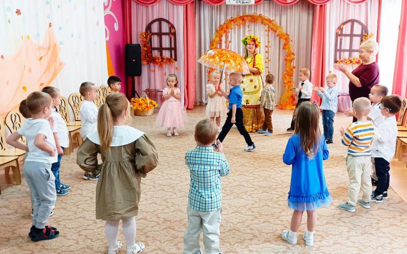 Осенний утренник в группах № 4 и 8